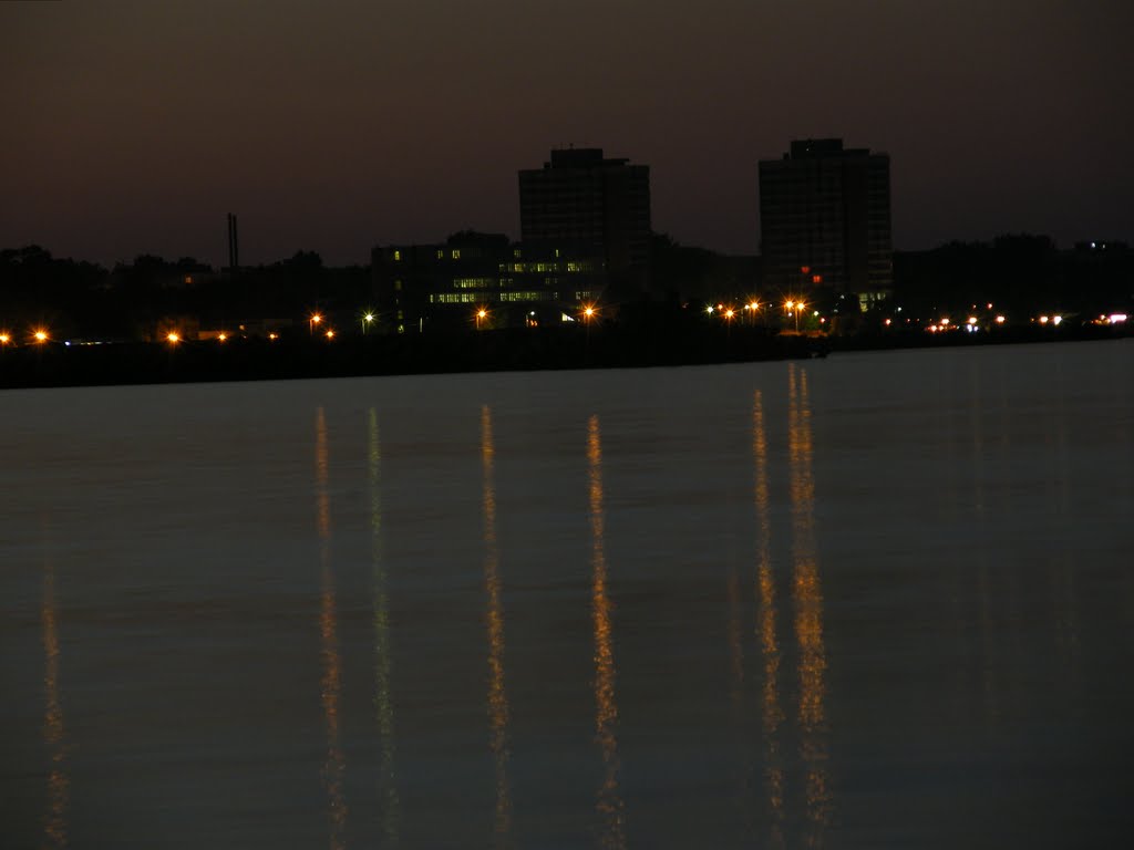 Litoral by night by lider_maximo