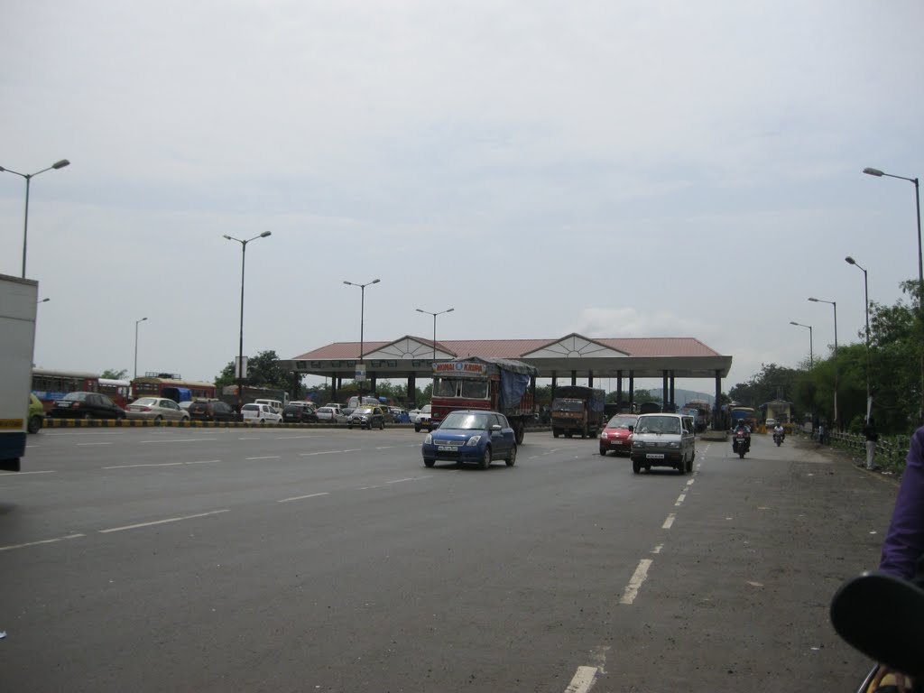 Vashi toll plaza by Luv Kumar