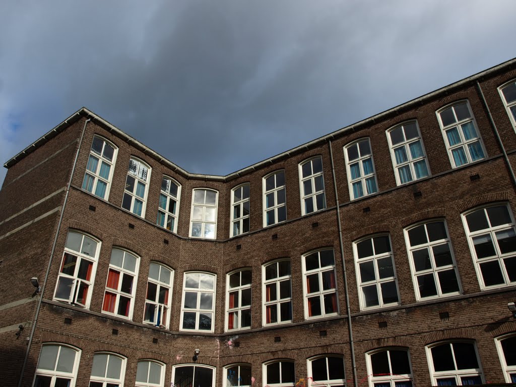 Voorheen Jongensschool 10 op de hoek van de Schoolstraat en de Popkenstraat, ontworpen door architect J.A. Mulock Houwer (1857-1933). by Hans R. van der Woud…