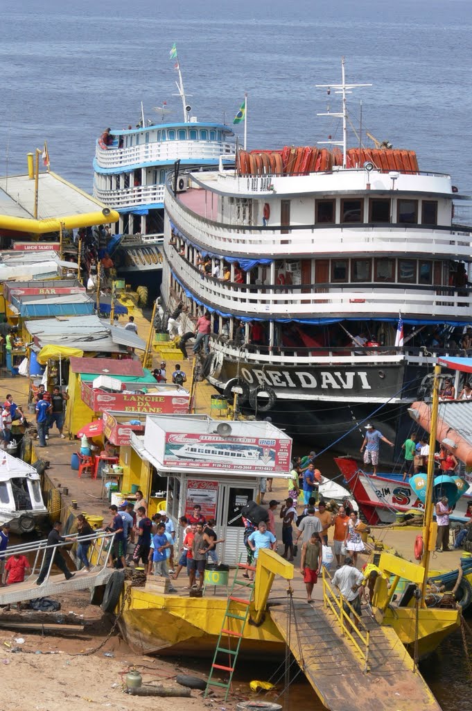 Flutuante de embarque no rio Negro by claudio stenner