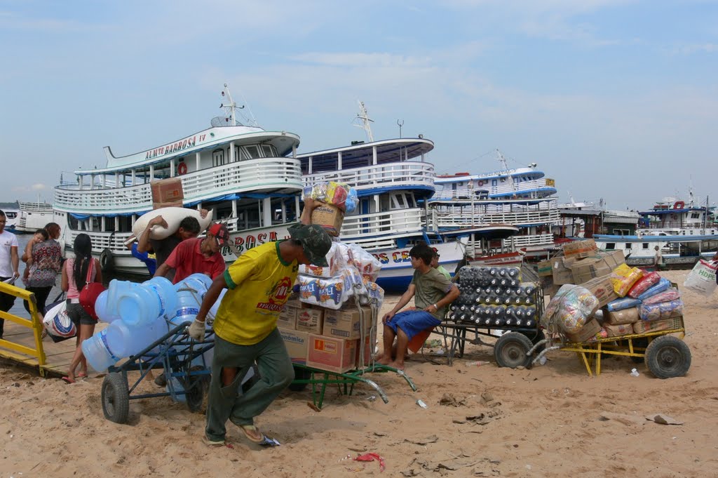 Transporte de carga no porto de Manaus by claudio stenner