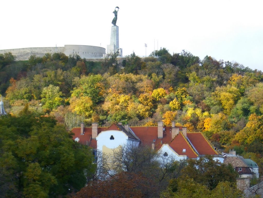 201010211521 Gellérthegyi látkép a 2000 március 28-án összeomlott, majd újjáépült műteremházzal by Harmadik