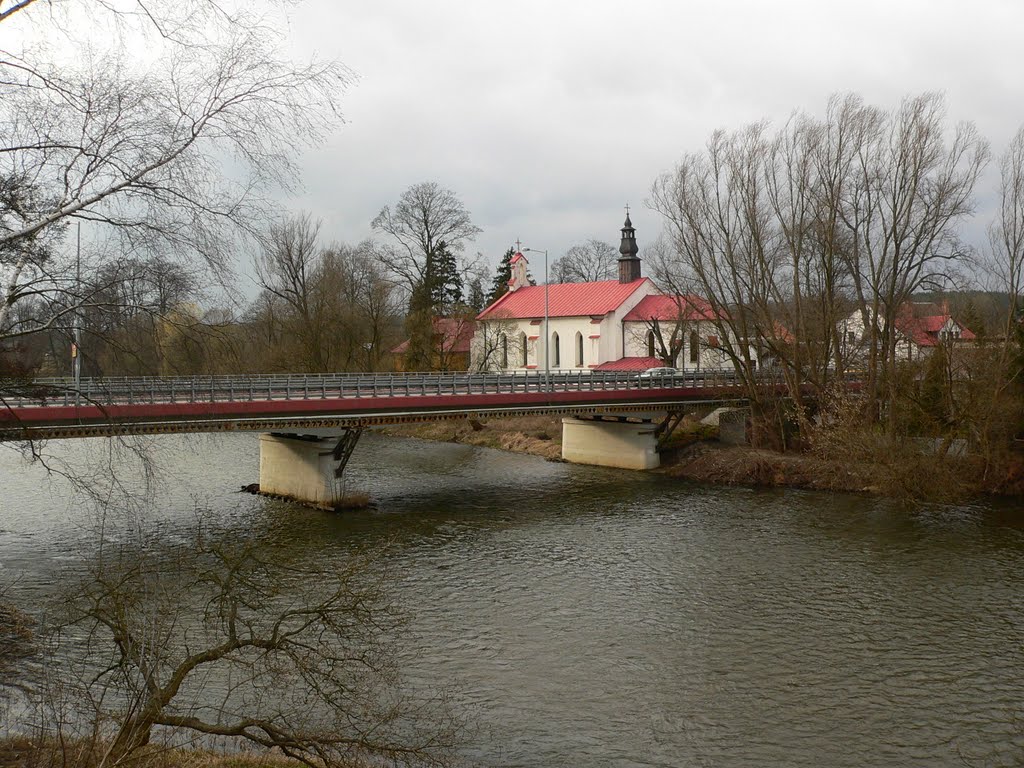 Inowódz - kościół parafialny pw. św. Michała Archanioła z XVI wieku; by wodnik1002