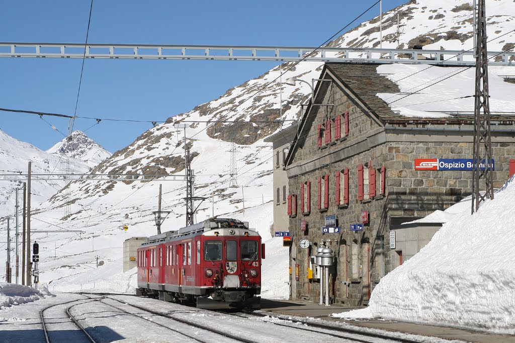 Rhb train at Ospizio Bernina by brian daniels