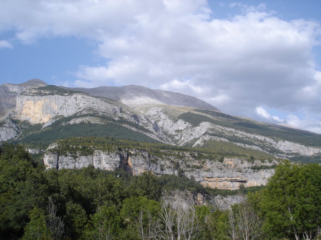 Sierra de Revilla - desde el sendero Escuaín - Puente los Mallos by Zeolithe