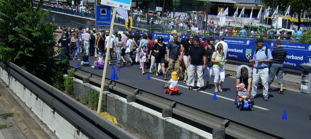 Still-Leben Ruhrschnellweg, Ruhr 2010 by Hardy Buckenauer