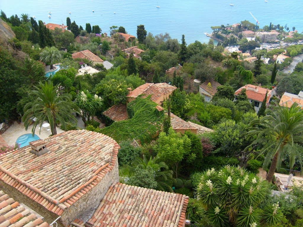 ROQUEBRUNE-CAP-MARTIN : VUE SUR LES VILLAS by CHPOLONAIS