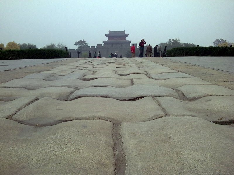 卢沟桥和宛平城之间的石板路 flagging stone-paved road between Lugou bridge and Wanping walled city (Oct.2010) by eggmilk