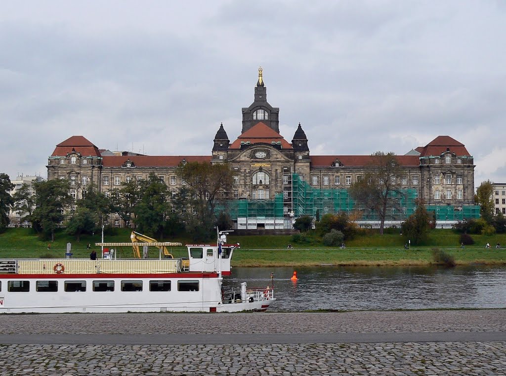 Dresden - Die Sächsische Staatskanzlei am Königsufer by Thomas Eichler