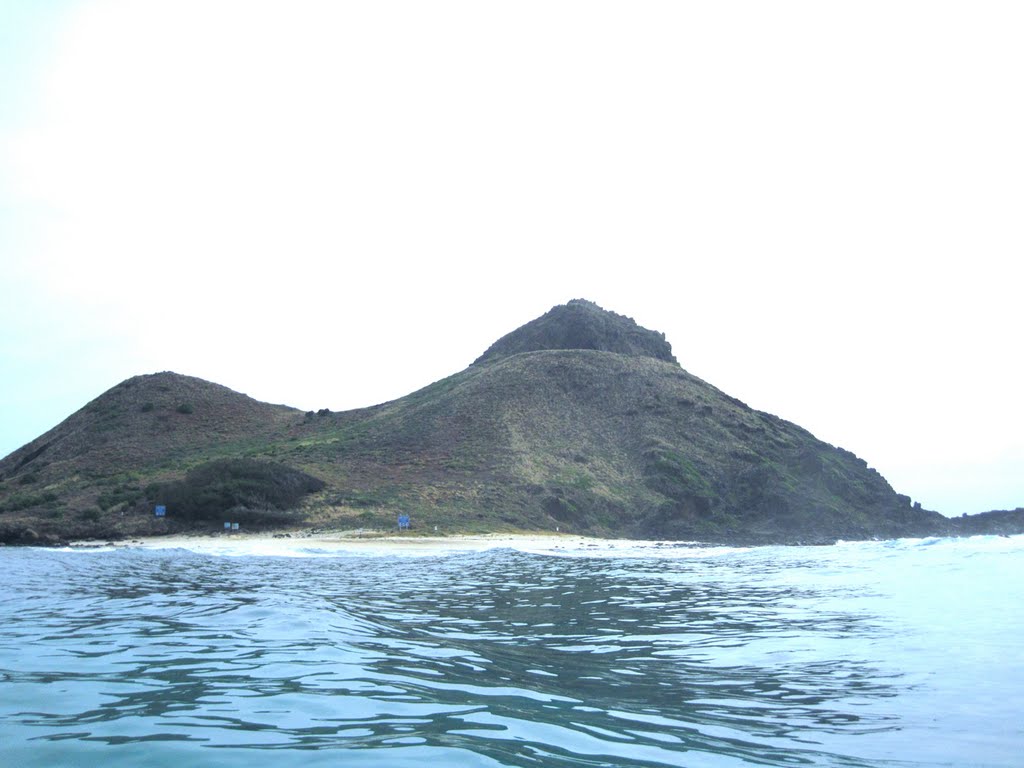 Nearly to the left side Mokulua Island by IslandBoy