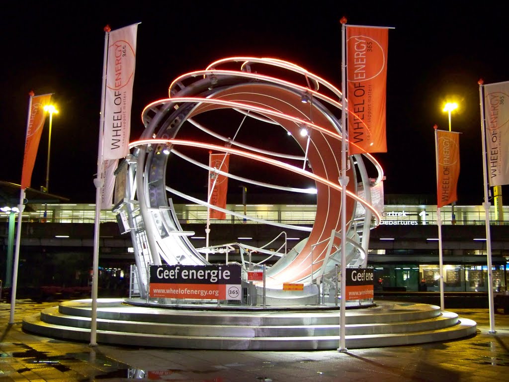 Wheel of Energie | Airport Amsterdam-Schiphol .. 20.10.2010 | 00:06 Uhr by JensB2001