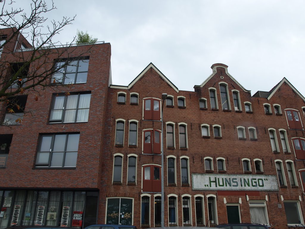 Pal naast (links) het bedrijfsgebouw "Hunsingo" zat op nummer 36a het eenmansbedrijf van meubelmaker Theodoor Harm Dijkema (1903-1969). Hij maakte ook de ronde stokken ter versteviging van de op linnen geplakte schoolplaten van Wolters-Noordhoff. Het naastgelegen appartementencomplex "Palazzo" is een ontwerp van KAW Architecten en Adviseurs. by Hans R. van der Woud…