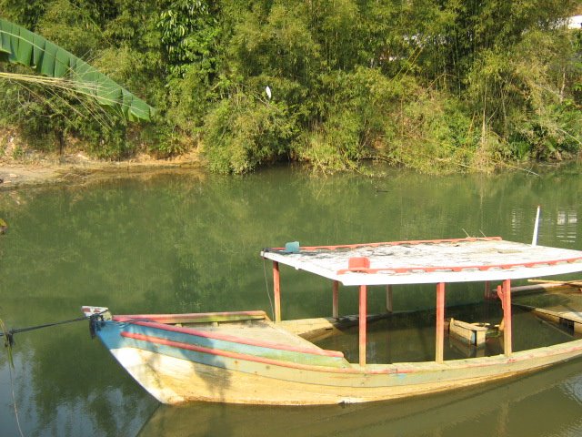 Barco de pesca Traineira - Rio Guaxinduba - Caraguatatuba/SP by Eduardo V. Reis