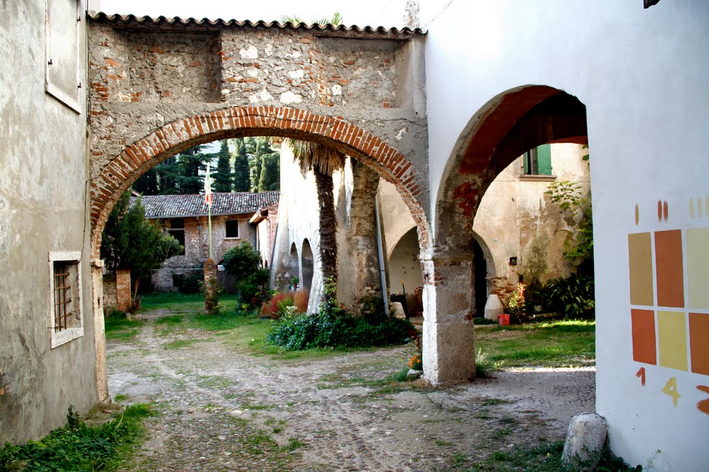 Cortile medioevale by Osvaldo Sorio