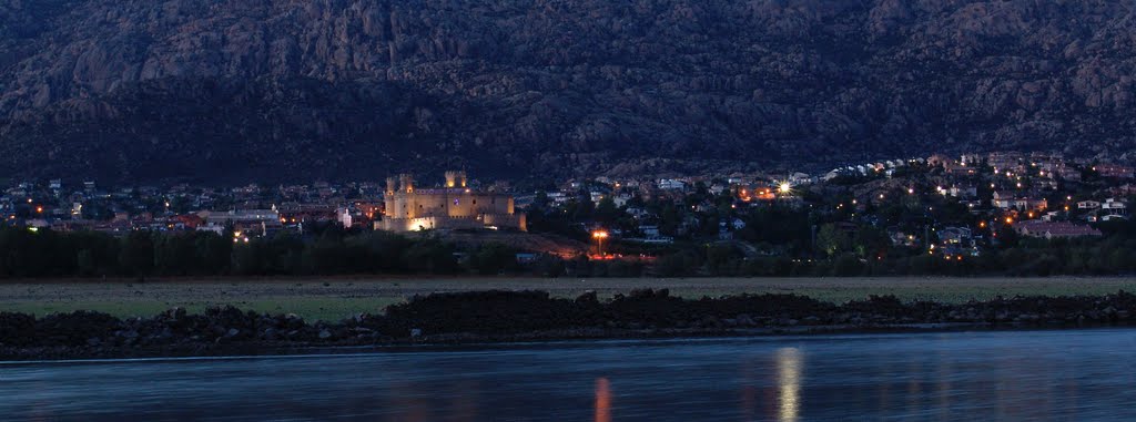 Manzanares al atardecer. El castillo iluminado. by Felipe Salvador Orti…