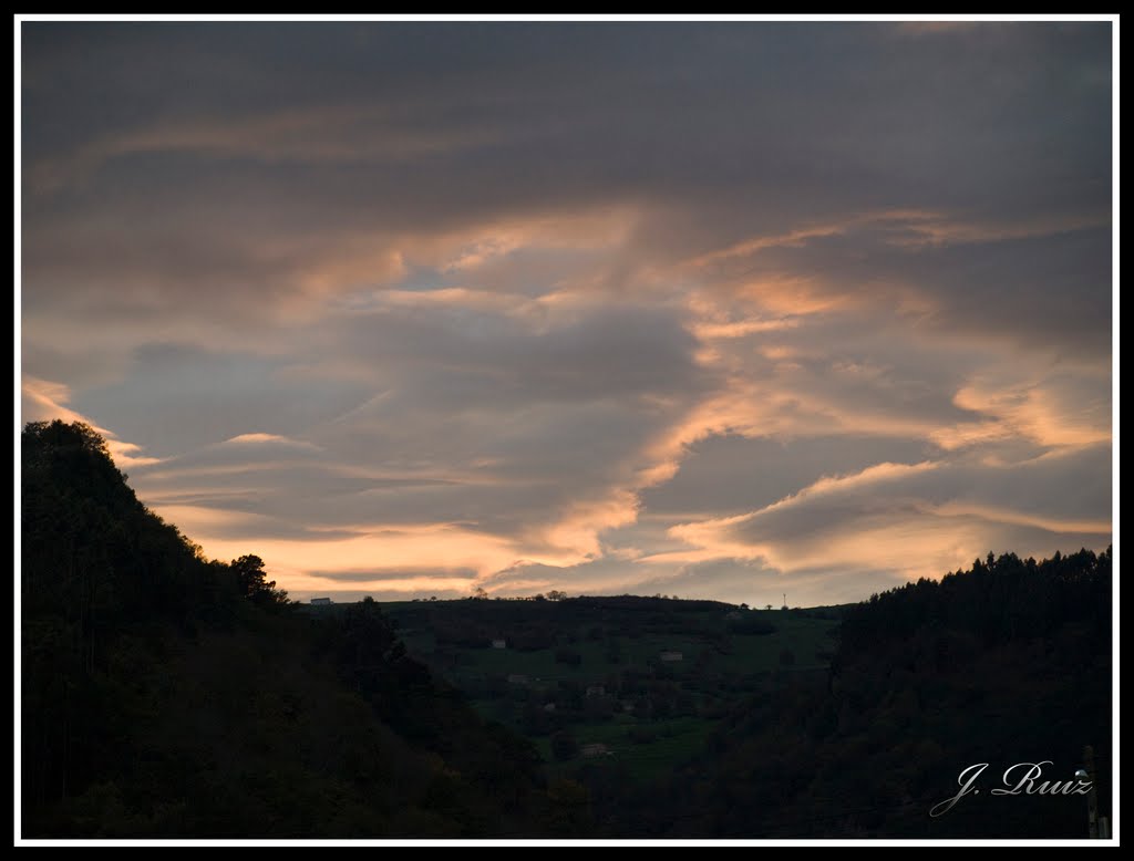 ATARDECER EN SANTIURDE DE TORANZO by J. Ruiz