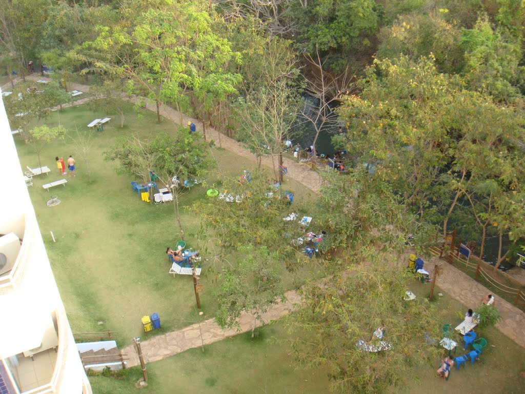 Vista do fundo do Hotel Água da Serra onde passa o Rio Quente com águas em Rio Quente - Goiás by Paulo Yuji Takarada