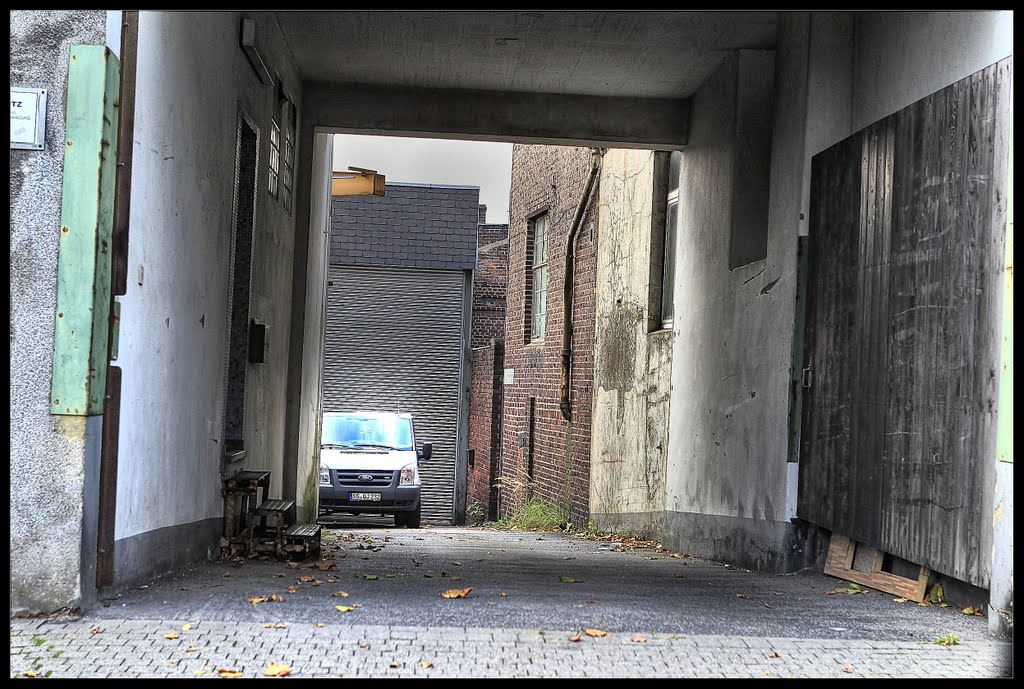 Ein Blick in einen der zahllosen Hinterhöfe, wie es sie im Bergischen noch zu tausenden gibt. by pillboxs