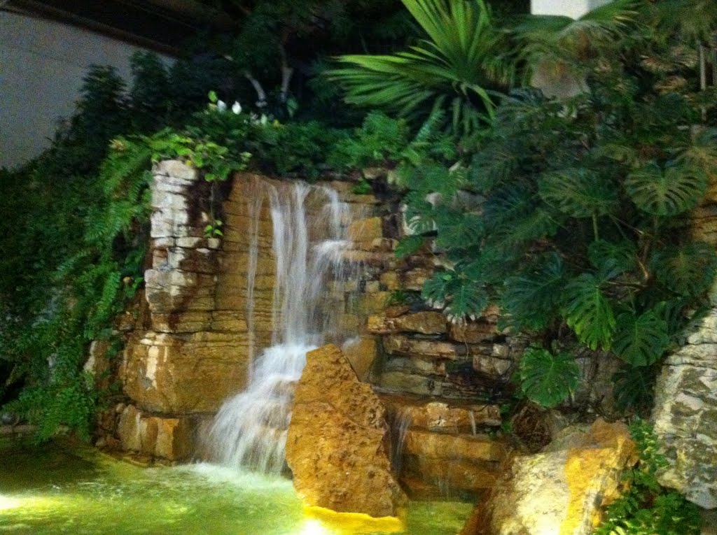 Westin Lobby Fountain by Twhite