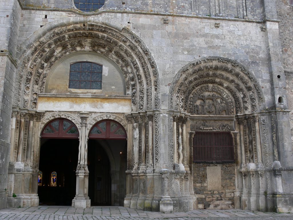 Collégiale St Lazare - Avallon (Yonne) by Naru Kenji