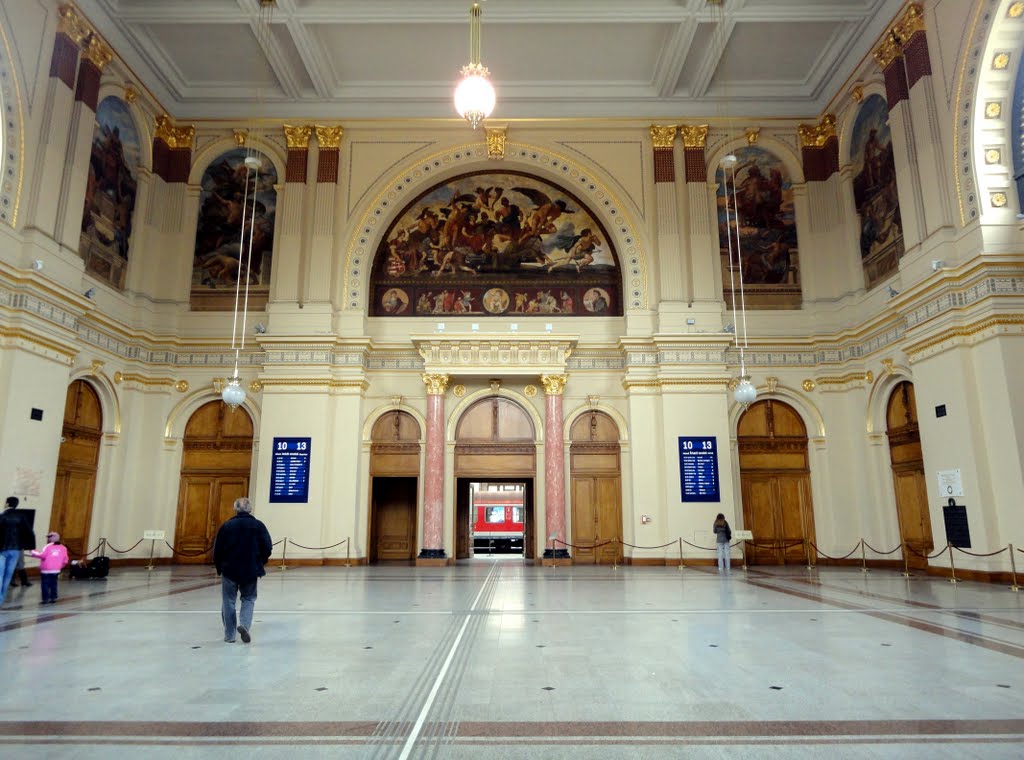 Gare de l'Est rénovée - Budapest Keleti pályaudvar by Vary Monique