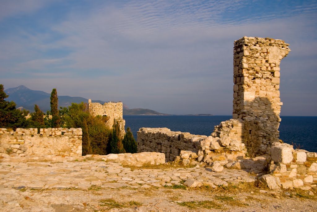 Stadtmauer Samos by Roland Lüthi