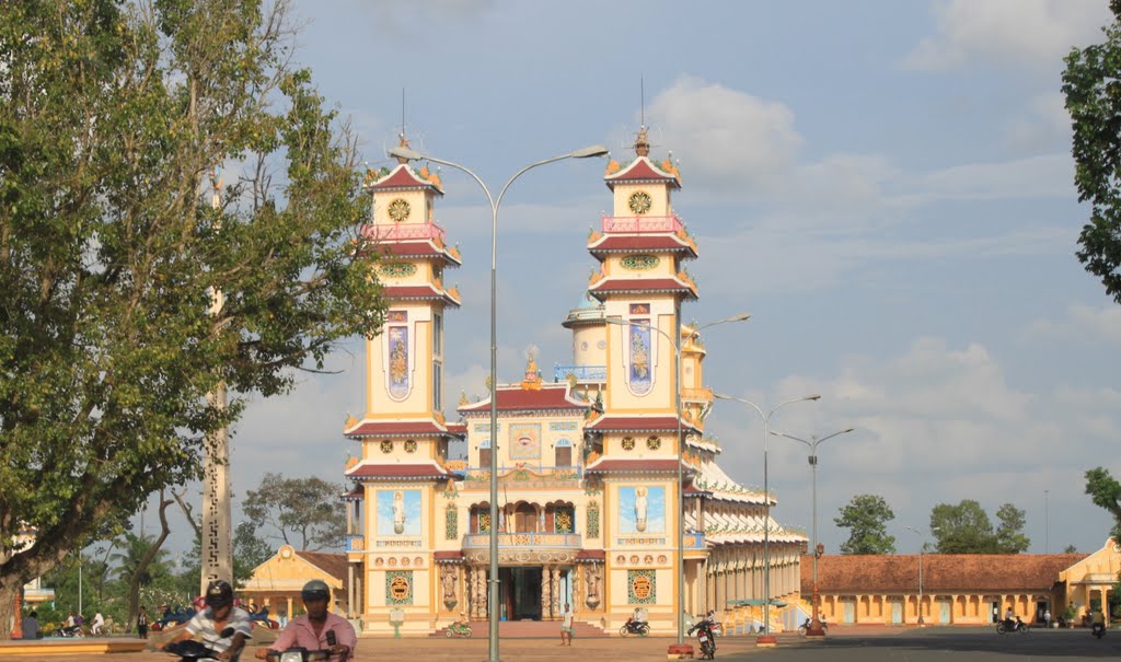 Trong khuôn viên Toà Thánh Tây Ninh by Tuấn CaNon