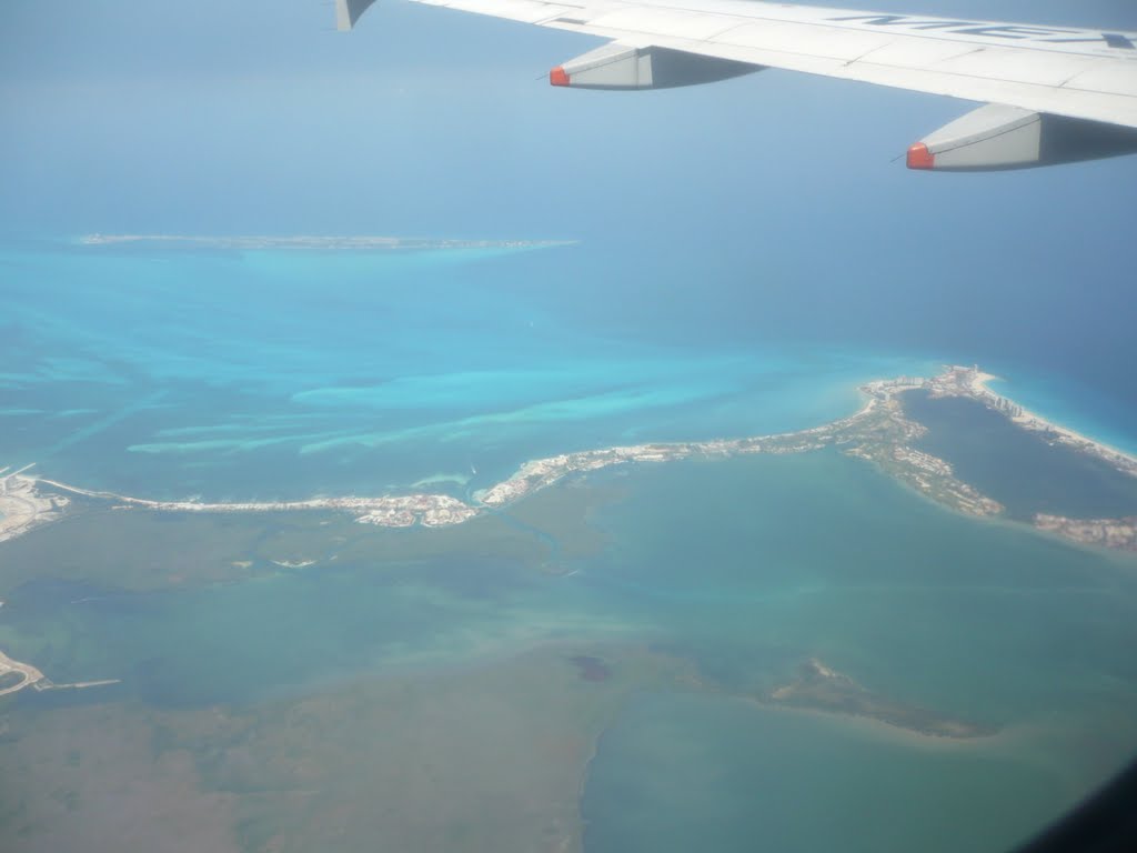 Zona hotelera Cancun desde el avion by panchososa