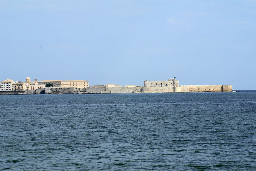 Il Castello Maniace visto dall'Isola by romeocharlie