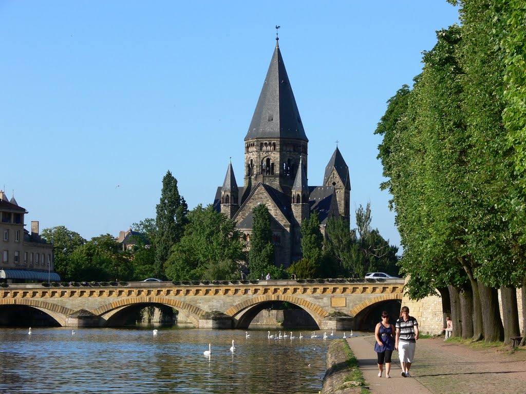 Metz - Pont Moyen & le Temple Neuf (Moselle) by Naru Kenji