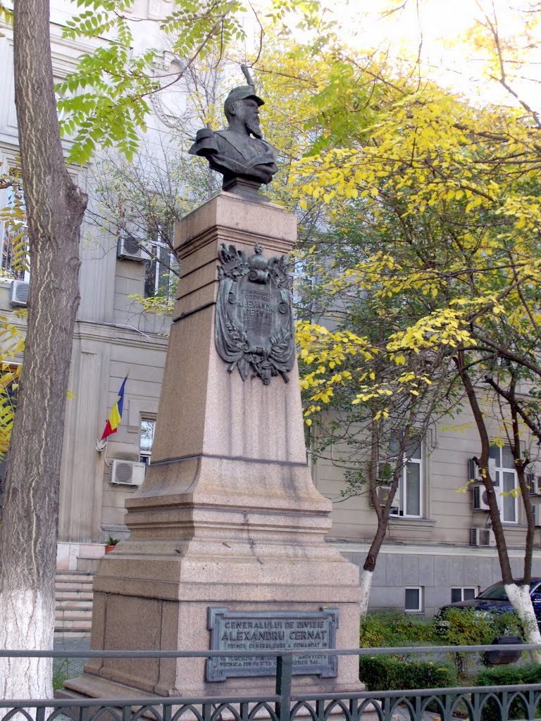 Bust General Alexandru CERNAT, în fața sediului Direcției Naționale Anticorupție, 23.10.2010 by MihaiV74