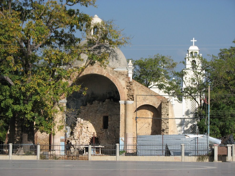 LA GRUTA DE LA PLAZA DE SAN FELIPE by dennis marchena