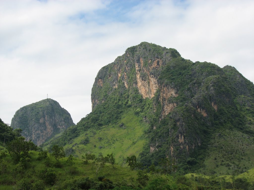 LOS MORROS DE SAN JUAN by dennis marchena