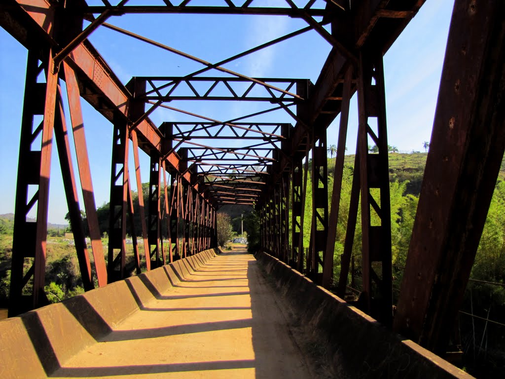 Ponte de Ferro by S. F. da Costa