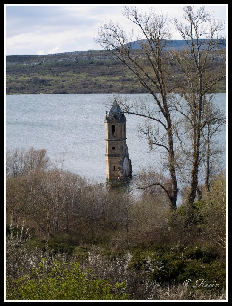 TORRE DE LA IGLESIA DE VALDEARROYO by J. Ruiz