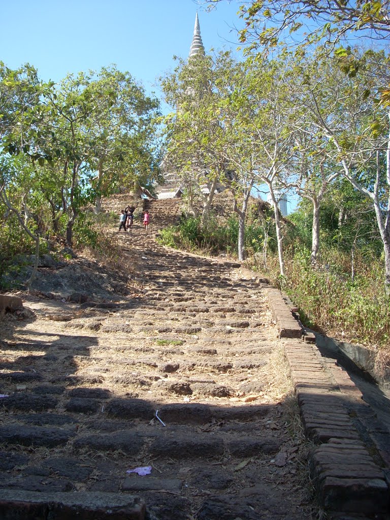 Phnom Oudong / Phnom Preah Rajeatrob by krisangel