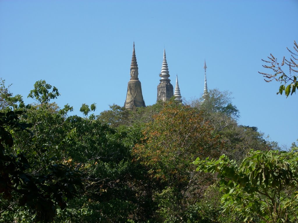 Phnom Oudong / Phnom Preah Rajeatrob by krisangel