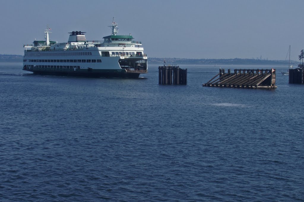 Ferry, Kingston, WA by bobbudi