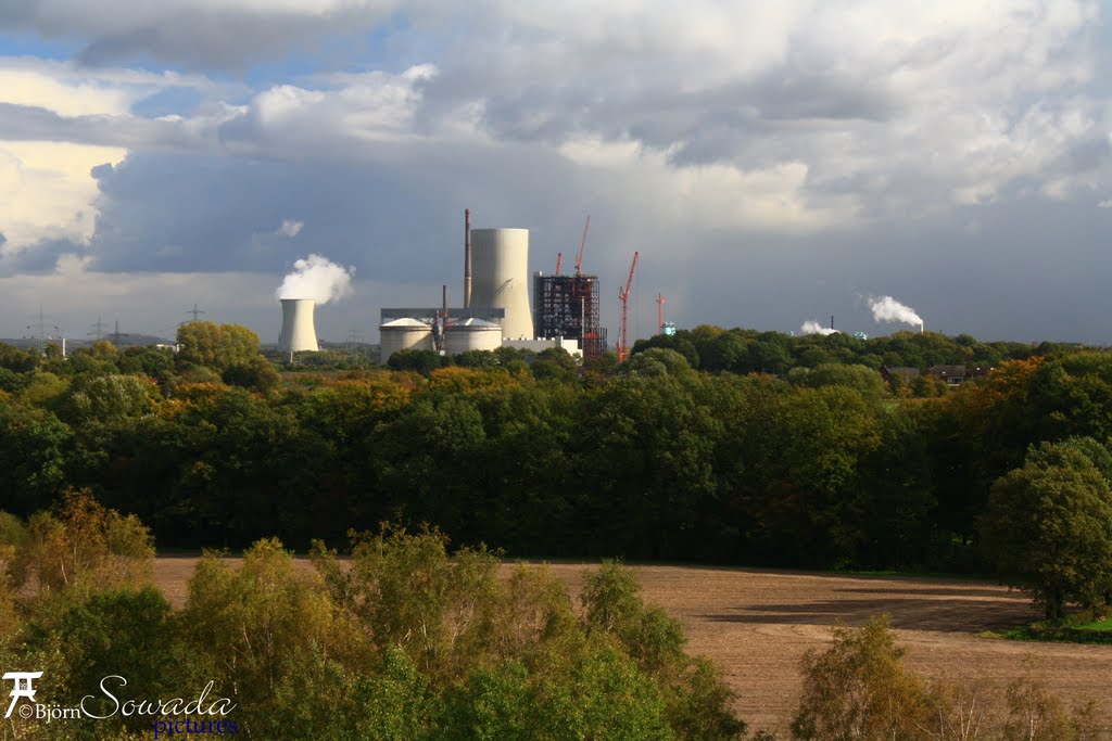 Dunkle Wolken über dem Kraftwerk Lünen by Björn Sowada