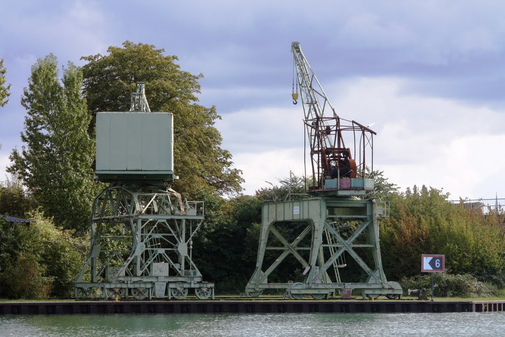 Zwei alte Hafenkräne am Kanalhafen / Petroliumhafen Dortmund by Marko Kruse