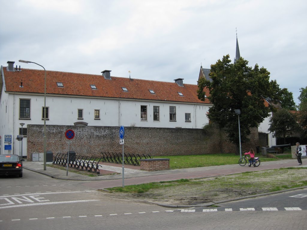 Oude stadsmuur nabij de Vitringasigel by Derk Tuin