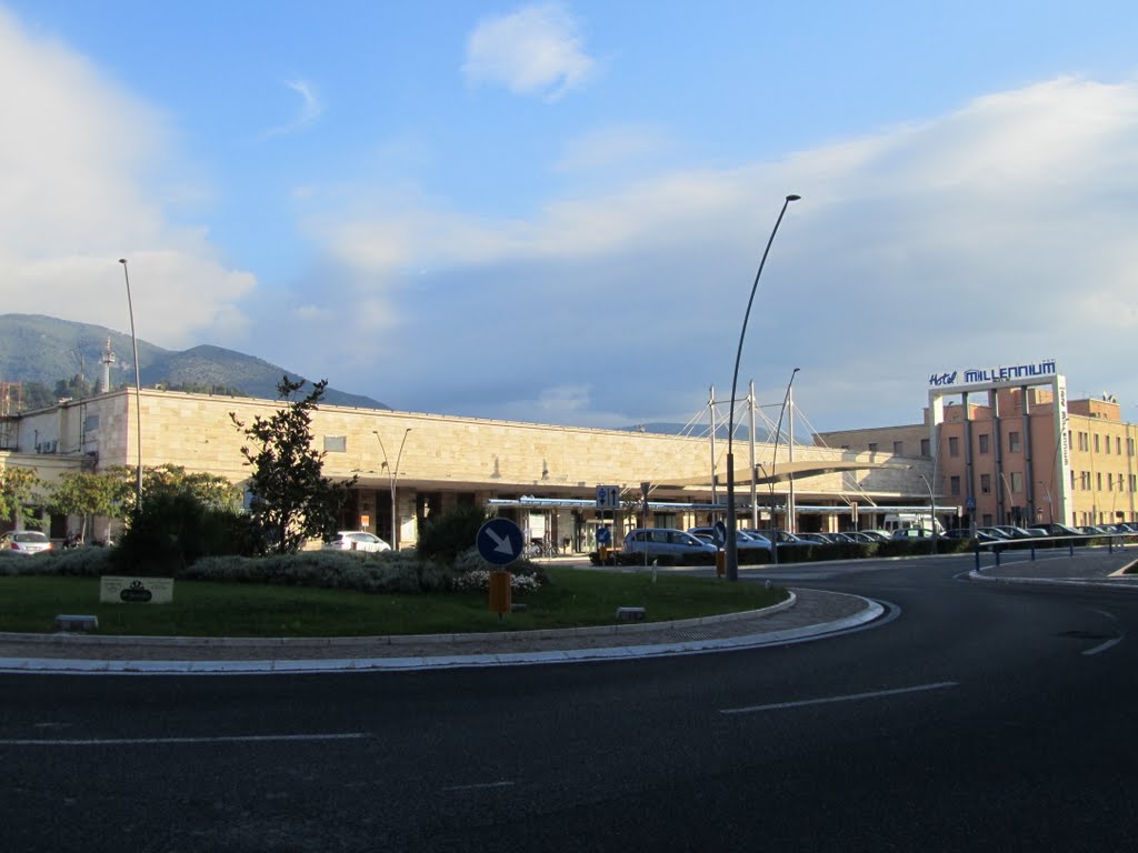 Stazione ferroviaria vista dalla rotonda by plino