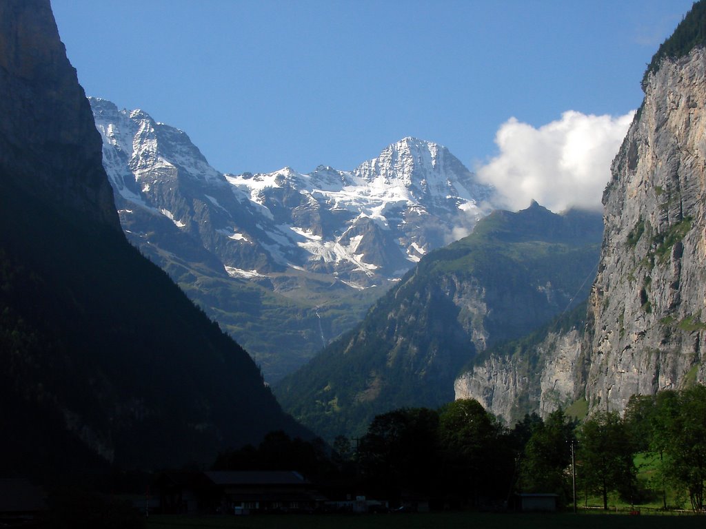 View of Lauterbrunnental to South by Andreas Fischer (Lin…