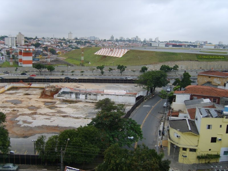 Aerorporto de Congonhas e local onde se encontrava o prédio da TAM Express, atingido por uma aeronave da mesma empresa em Julho de 2007. by felipe.martins