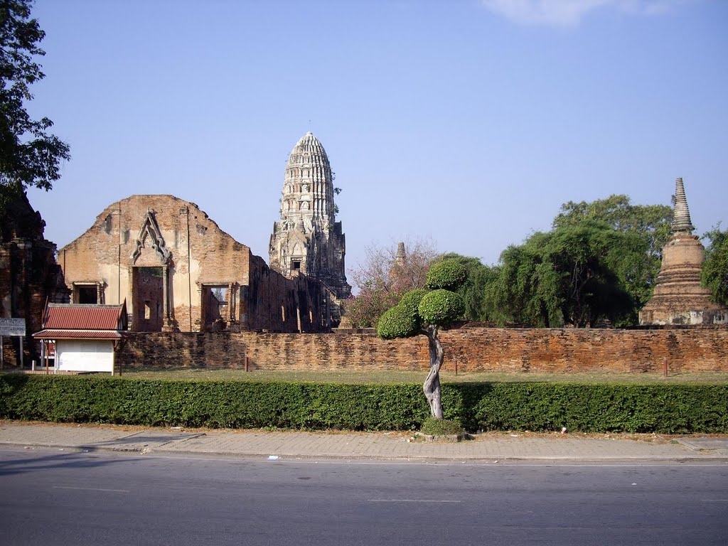 Wat Ratcha Burana by Bernhard Hiller