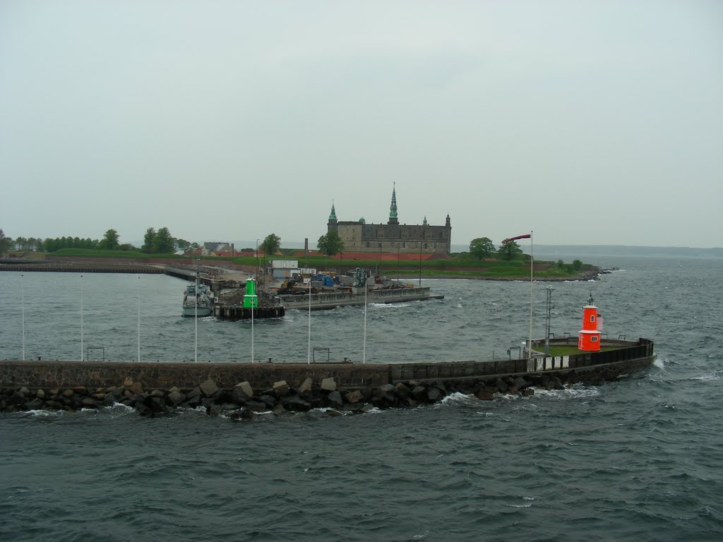 Kronborg Castle from the ferry Scandlines by waldi.k