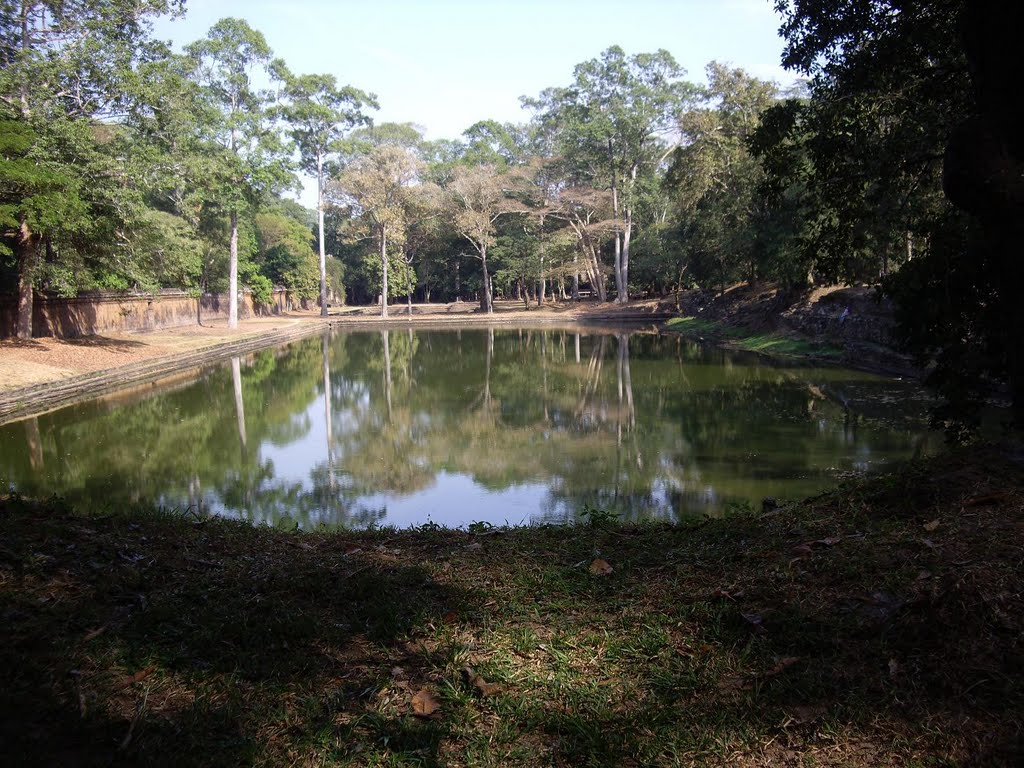 Pool near Phimeanakas by Bernhard Hiller