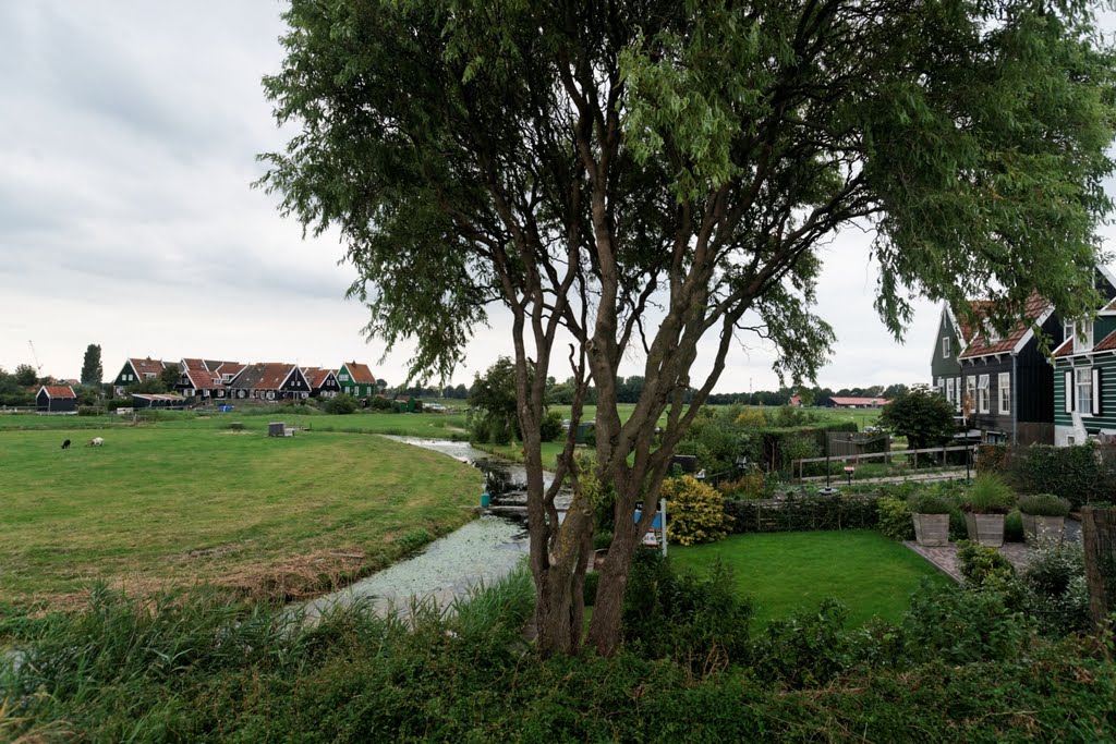 Marken - Markermeerdijk - Rozewerf - View NNW towards Grotewerf by txllxt TxllxT