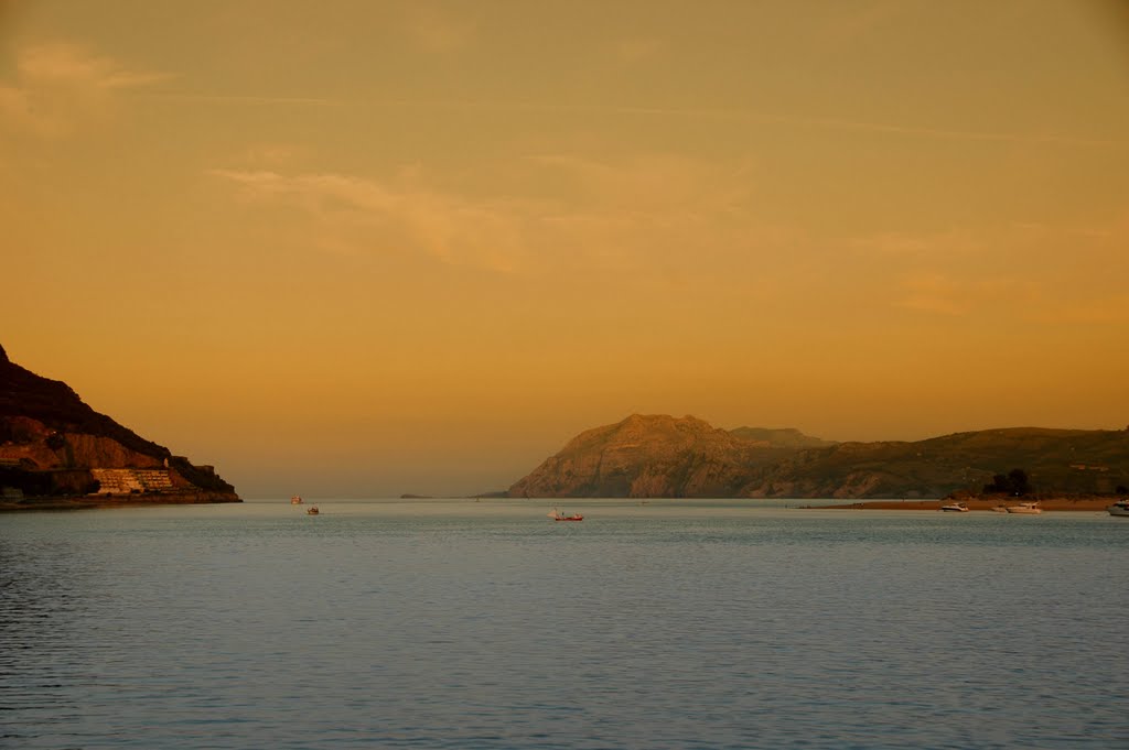 Entrada Santoña by Jesus Naranjo