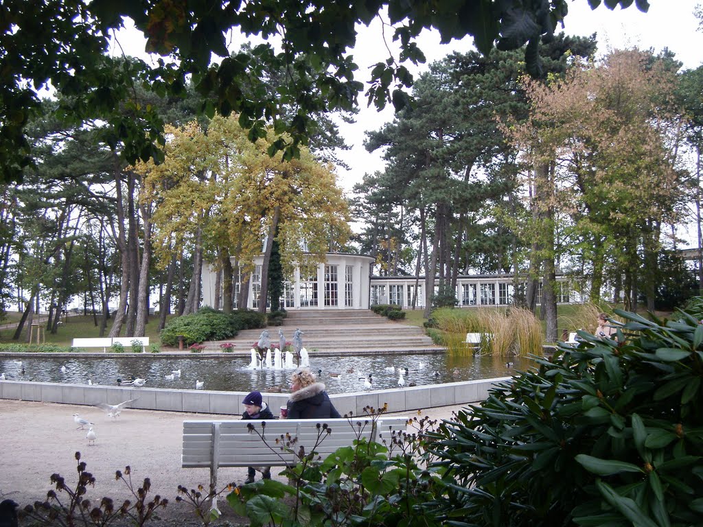 Kurpark am Timmendorfer Strand im Herbst by Green Island